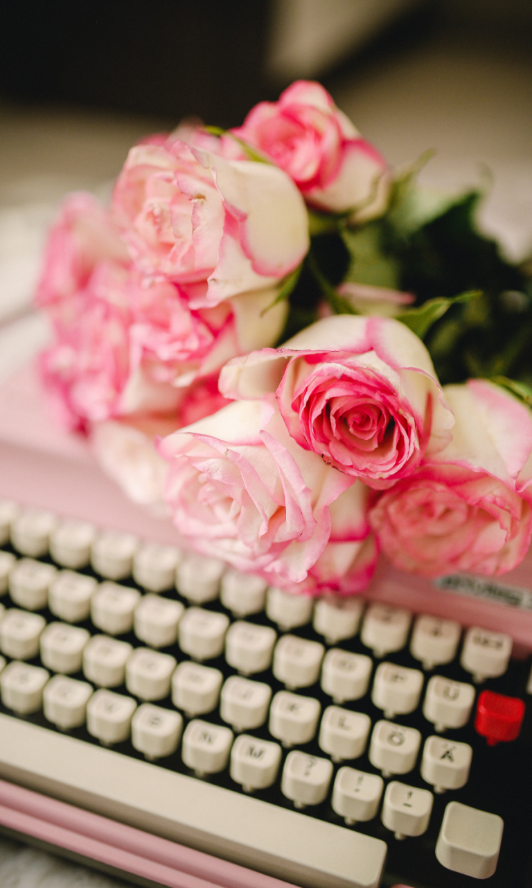 machine à écrire vintage avec bouquet de roses