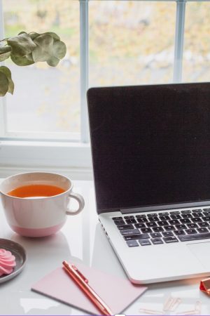 ordinateur-portable-tasse-crayons